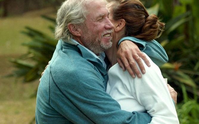 Roy Bennet omhelst zijn vrouw na een eerdere vrijlating. Foto EPA