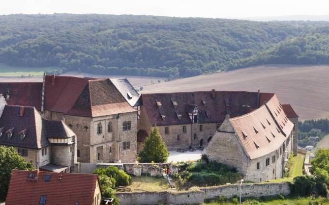 Een vaste burcht, dat is het bijna duizend jaar oude slot Neuenburg hoog boven Freyburg. Midden in het kasteel staat een kapel uit de twaalfde eeuw. beeld RD, Henk Visscher