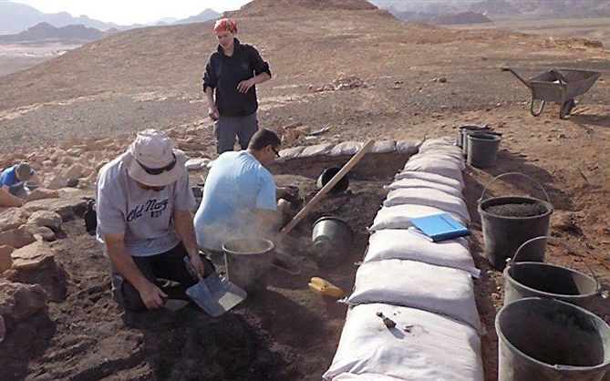 Archeologen bij de opgraving in Timna. beeld Israel Antiquities Authority