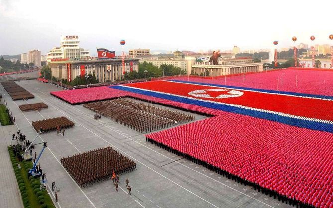 PYONGYANG - Een mensenmassa vormt de vlag van Noord-Korea. Het land treft voorbereidingen voor een nieuwe nucleaire test. Foto EPA