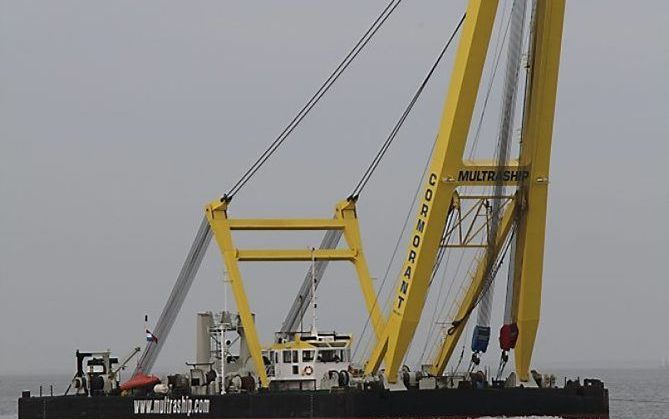 De drijvende kraan “Cormorant” waarmee de gekapseisde kotter Nieuwpoort 28 geborgen moet worden. Foto Multraship