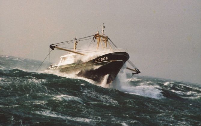 URK – De UK 202 is 1 van de 23 door minister Verburg (LNV) gesaneerde viskotters. Eigenaar Klaas Kramer is nuchter. „Het hart wil verder, het verstand zegt: Stoppen.” Foto’s RD