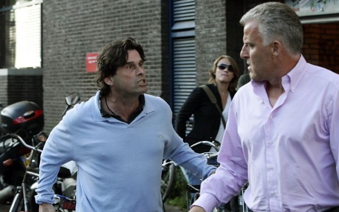 AMSTERDAM - Misdaadverslaggever Peter R. de Vries (rechts) is 20 juni 2007 aanwezig bij de Avond van het Spannende Boek. Bij aankomst wordt hij belaagd door voormalig crimineel Steve Brown. De maand juni staat ook dit jaar in het teken van thrillers. Foto