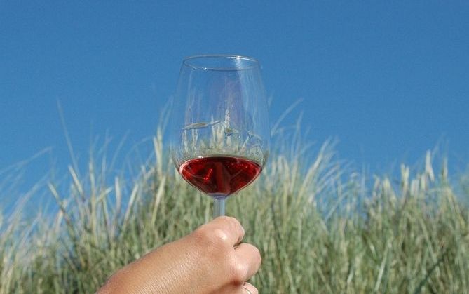 Rosé drinkt makkelijker weg dan een ‘serieuze’ rode wijn. Foto’s Rosé aan Zee