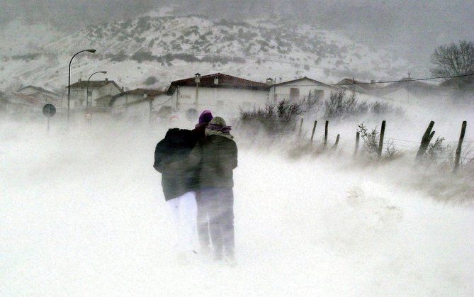 Twee Apeldoorners zijn op oudejaarsdag gered nadat ze in een sneeuwstorm verdwaald waren in de Canadese bossen. - Foto EPA