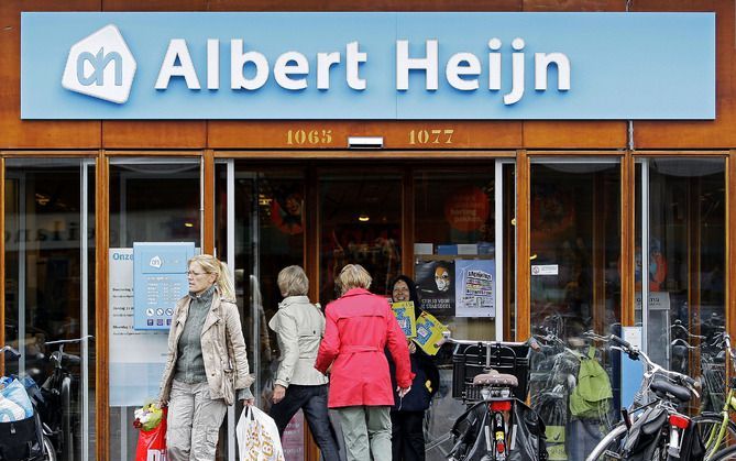 AMSTERDAM – Supermarktketen Albert Heijn heeft regels rondom zijn campagne ’Laagste Actieprijs Garantie’ bijgesteld. „We hebben een maximum gesteld aan het aantal te vergoeden producten van zes”, aldus een woordvoerster. Foto ANP