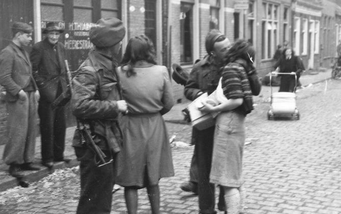 Soldaten in de Groningse Heerestraat worden bedankt voor de bevrijding. Foto ANP