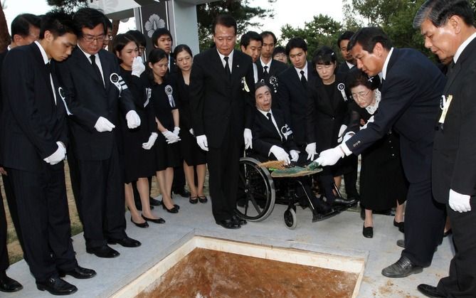 SEOUL - De Noord-Koreaanse delegatie was zondag niet aanwezig bij de plechtige ceremonie die voorafging aan de begrafenis van Kim Dae Jung. Hij was van 1998 tot 2003 president van Zuid-Korea en kreeg in 2000 de Nobelprijs voor de vrede voor zijn inspannin