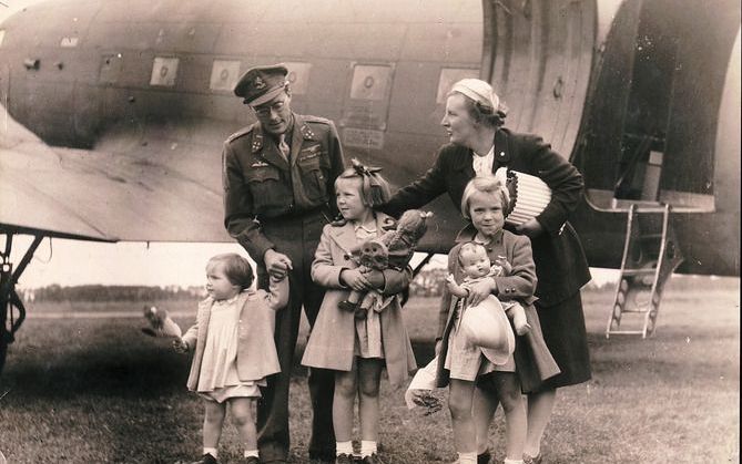 MAASTRICHT - Zuid-Limburg viert de bevrijding van 1944. Op de foto prinses Juliana, Beatrix, Magriet en Irene, verwelkomt door prins Bernard op vliegveld Teuge. Daar zetten ze de eerste stap op Nederlandse bodem na de bevrijding. Foto Benelux Press