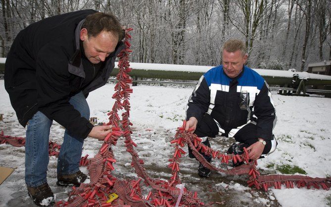 De Vliegende Brigade Vuurwerk van de VROM-Inspectie demonstreert donderdag in samenwerking met TNO de risico’s van een aantal veel voorkomende soorten illegaal vuurwerk. Foto ANP