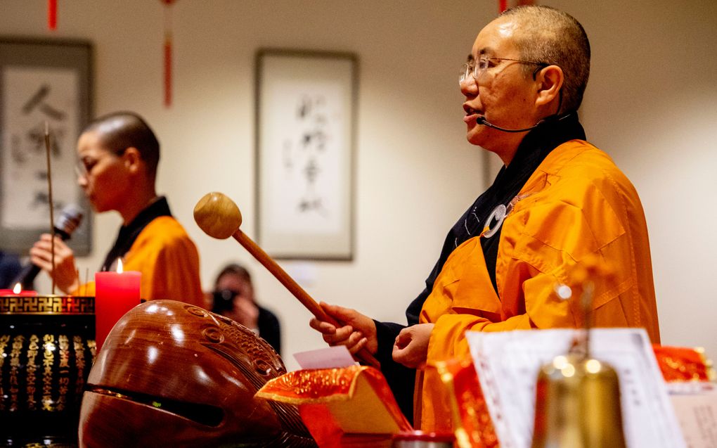 In de boeddhistische Fo Guang Shan He Hua-tempel in Amsterdam wordt met een dienst het Chinees Nieuwjaar gevierd. beeld ANP, Robin Utrecht