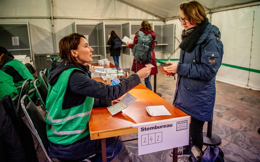 Kiezers brengen op station Rotterdam Centraal hun stem uit voor de Provinciale Statenverkiezingen en het Waterschap. beeld ANP