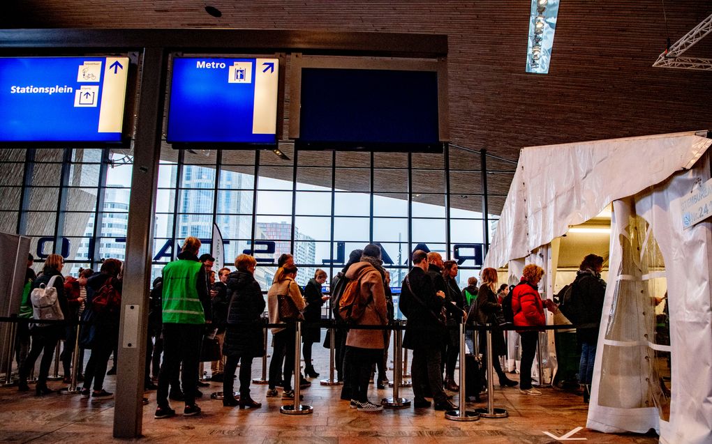 Kiezers brengen op station Rotterdam Centraal hun stem uit. beeld ANP