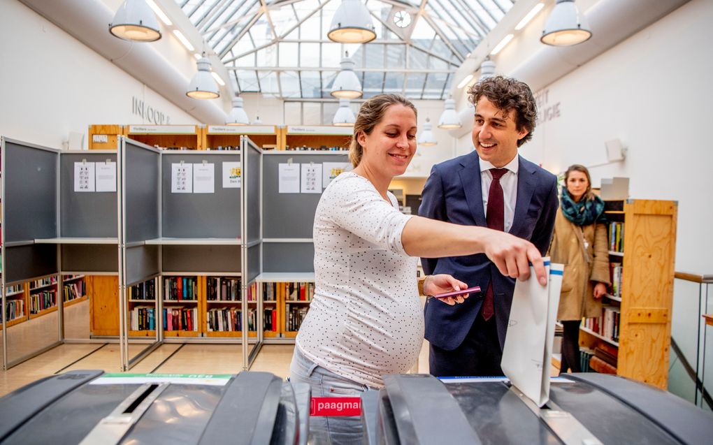 Fractievoorzitter Jesse Klaver van GroenLinks en zijn vrouw Jolein brengen hun stem uit voor de Provinciale Statenverkiezingen en het waterschap. beeld ANP