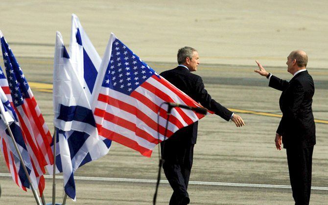 President Bush en de Israëlische premier Olmert op het vliegveld. Foto's EPA