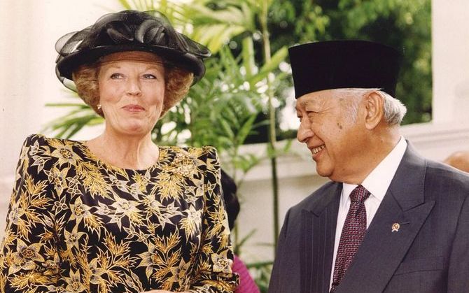 Soeharto met koningin Beatrix in 1995. - Foto ANP