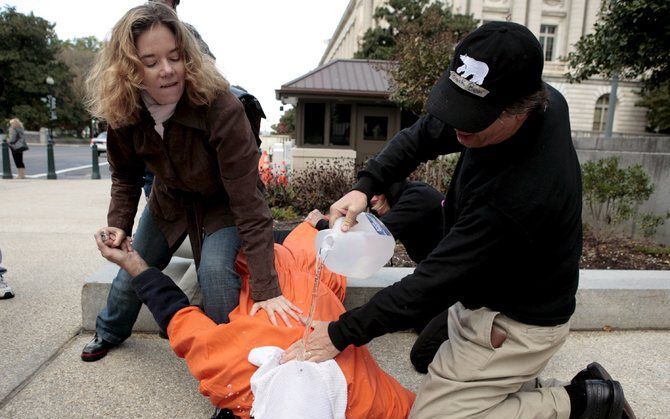 DEN HAAG (ANP) – Premier Balkenende en minister Maxime Verhagen (Buitenlandse Zaken) moeten de Amerikaanse president George Bush op zijn vingers tikken, omdat hij een wettelijk verbod op de martelmethode waterboarding tegenhoudt. Dat vindt een meerderheid