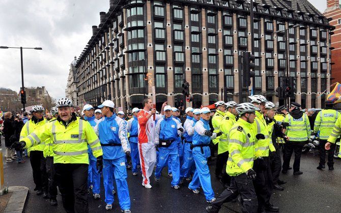 CANBERRA - Na felle demonstraties tegen China tijdens de fakkeltochten door Londen (foto), Parijs en San Francisco, wordt ook in Canberra rekening gehouden met acties. Foto EPA