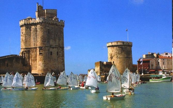 Drie eeuwenoude torens domineren de skyline van La Rochelle. Twee daarvan staan direct aan weerszijden van de oude haven; de derde staat even verderop aan het water. Foto Office de Tourisme de La Rochelle