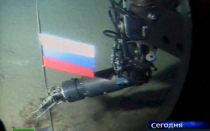 NOORDPOOL - Een beeld van de Russische televisie toont hoe een onderzeeër de Russische vlag op de bodem van de Noordpool zet, 3 augustus 2007. De Deense minister van Buitenlandse Zaken Per Stig Moller heeft de landen rond het poolgebied met klem opgeroepe