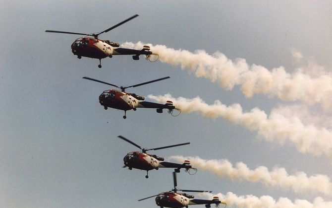 Op de landingsbaan van de vliegbasis in Soesterberg stond woensdag een beeld van een poema tussen vier Alouette III-helikopters. De mascotte van het squadron begeleidde de Alouettes naar hun nieuwe locatie vliegbasis Gilze-Rijen. Foto ANP