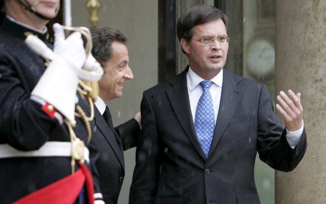 De Franse president Sarkozy begroet premier Balkende in het Elyséepaleis in Parijs. Balkenende wil dat EU landen bereid zijn maximaal 3 procent van hun bruto binnenlands product in banken te steken zodra die failliet dreigen te gaan. Foto EPA