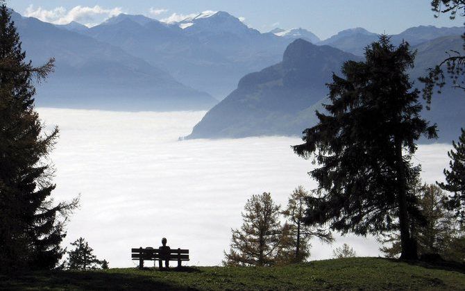 Wintersporters die in de kerstvakantie de verse sneeuw opzoeken in de Alpen, moeten rekening houden met lawinegevaar. Dat heeft het Snow Safety Center laten weten. Foto EPA