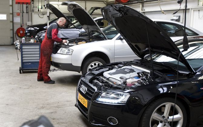 Onderhoudsbedrijf Kwik-Fit eist dat eigenaar M. Kriek van Auto Kwik Service Kampen een andere naam aan zijn bedrijf geeft. Door het woord ”kwik” te gebruiken, zou Kriek inbreuk maken op de rechten die Kwik-Fit op de naam heeft. Foto ANP