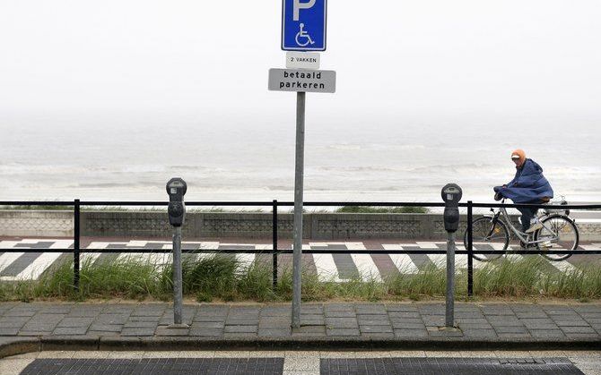 ZANDVOORT - Een betaalde parkeerplaats voor gehandicapten in Zandvoort. De PvdA heeft een initiatiefwet opgesteld waardoor gehandicapten niet meer hoeven te betalen op openbare parkeerplaatsen. De wet wordt woensdag in de Tweede Kamer besproken.Foto ANP