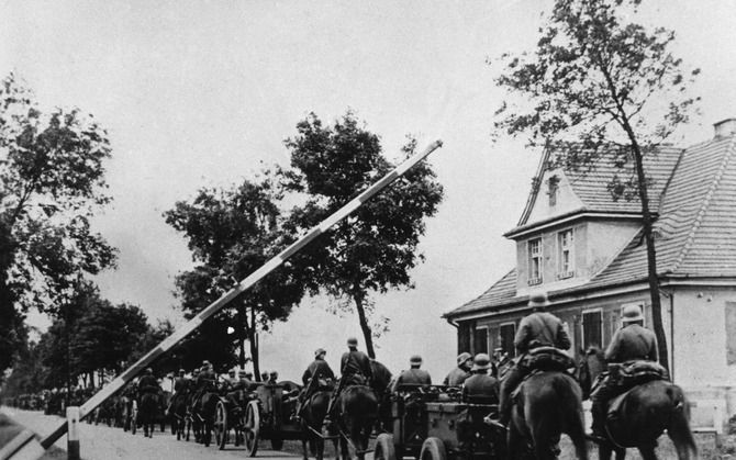 SCHÖNWALD – Op de ochtend van 1 september 1939 trekken een Duitse artillerie-eenheid bij Schönwald de grens met Polen over. Het is vandaag 70 jaar geleden dat de Tweede Wereldoorlog begon. Foto Hollandse Hoogte