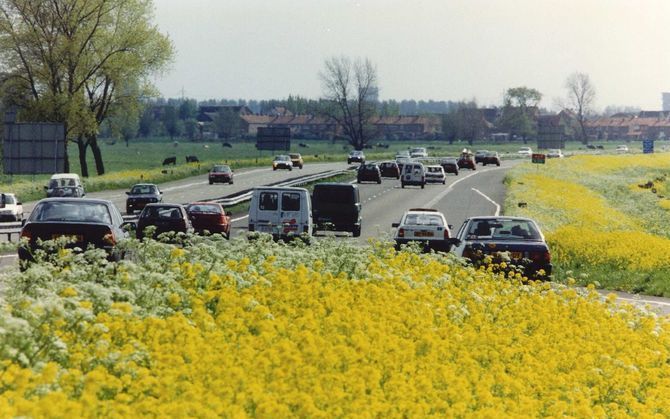 GRONINGEN – In de provincie Groningen begint maandag een proef met de opwekking van energie uit bermen langs de weg. De provincie bekijkt samen met de Wageningen Universiteit of het maaisel van de bermen gebruikt kan worden als energiebron. De meldde de u