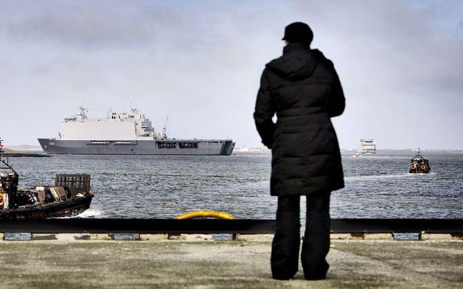 Het Nederlandse marineschip Hr. Ms. Johan de Witt vertrekt maandagmiddag vanuit de haven in Den Helder richting Somalië. Foto ANP