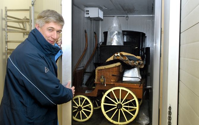 LEEK – Directeur Eekhout van het Nationaal Rijtuigmuseum opent de zware deur van de vriescel waar rijtuigen een week lang barbaarse temperaturen doorstaan. Foto Peter Wassing