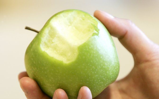 Nederlanders zetten hun tanden het liefst in een appel, waar het om fruit gaat. Foto ANP