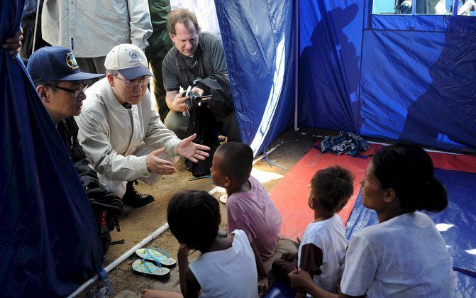 KYONDAH – VN secretaris generaal Ban Ki Moon spreekt met een ontheemd gezin in het Birmese Kyondah. Hulpverleners zijn sceptisch over de belofte van Birma hulp toe te laten. &#61559;Foto&#61567;EPA&#61680;