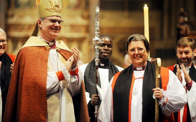 VATICAANSTAD - Een verzoening tussen de Rooms-Katholieke Kerk en de Anglicaanse Kerk wordt een stuk moeilijker nu de Engelse anglicanen hebben besloten dat in hun kerk vrouwen bisschop mogen worden. Foto EPA