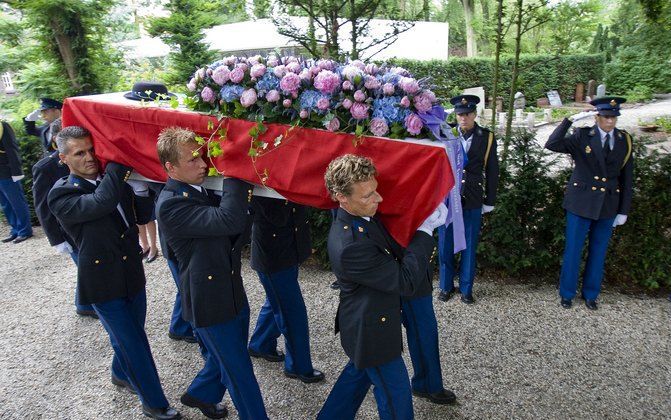 AMSTERDAM/AMSTELVEEN (ANP) - Hoofdagente Gabriëlle Cevat wordt op begraafplaats Zorgvlied in Amsterdam met korpseer begraven. Cevat werd vorige week woensdagavond laat neergeschoten in Amstelveen toen zij een man wilde aanspreken op zijn rijgedrag. De age