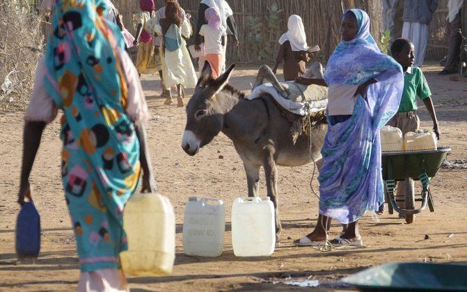 NYALA – Ruim 2,5 miljoen mensen verblijven al enkele jaren in overvolle vluchtelingenkampen in Darfur. Het wordt voor hulpverleners steeds moeilijker om voldoende voedsel te brengen naar de kampen die verspreid liggen in het dorre en droge oorlogsgebied. 