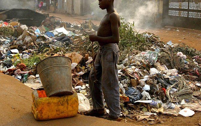 FREETOWN – Kroo Bay, een sloppenwijk bui ten de hoofdstad Freetown. De 10.000 bewoners van Kroo Bay moeten het stellen met één kli niek. Er is geen sanitair of water voorziening. Foto EPA