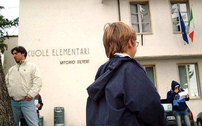 Italiaanse kinderen moeten verplicht op school een uniform dragen. Foto EPA