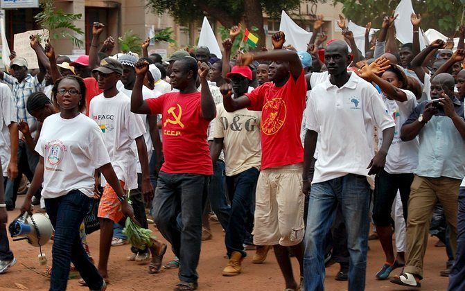 BISSAU – In Guinee-Bissau hebben muitende soldaten zondag geprobeerd de zwaar beveiligde woning van president Joao Bernardo Vieira binnen te dringen. Foto EPA