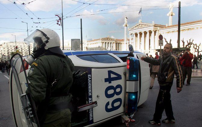 Ongeveer vijfhonderd linkse activisten zijn dinsdag weer de straat opgegaan in Athene. Dit gebeurde enkele uren nadat een persoon een politiebus had beschoten. De demonstratie verliep vreedzaam. Foto EPA