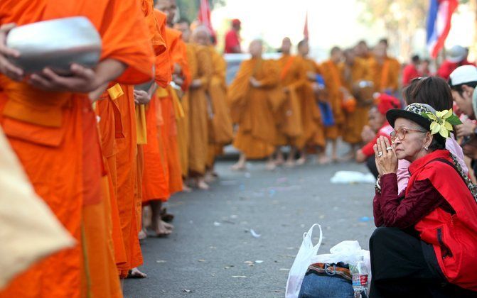 BANGKOK - Duizenden aanhangers van de oud-premier Thaksin Shinawatra voeren maandag in het centrum van de Thaise hoofdstad Bangkok actie tegen de nieuwe regeringsleider, Abhisit Vejjajiva, en diens regering. Foto: EPA