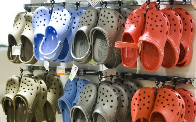 Crocs, de maker van de rubberachtige klomp die de wereld de afgelopen jaren veroverde, is bijna failliet. Accountant Deloitte &amp; Touche twijfelt in zijn laatste rapport over de firma ernstig aan de overleving van Crocs, zo schrijven donderdag verscheid