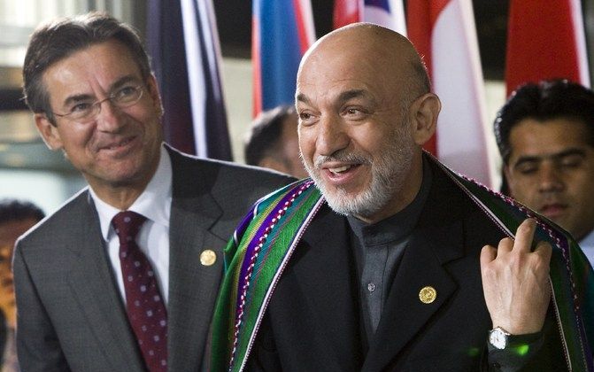 Minister Verhagen met de Afghaanse president Karzai. - Foto ANP