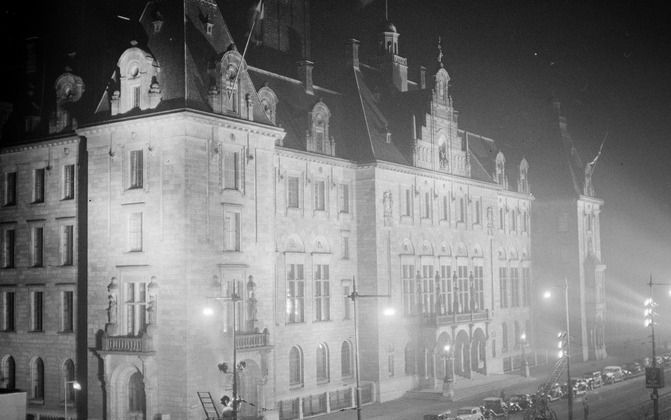 Het stadhuis van Rotterdam aan de Coolsingel op een foto uit 1936. Het gebouw werd in december van dat jaar in de schijnwerpers gezet in verband met het huwelijk van Prinses Juliana en Bernhard von Lippe-Bisterfeld enkele weken later. Foto ANP.