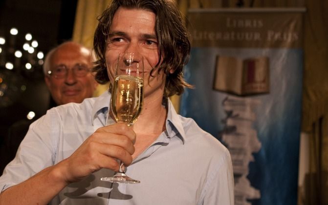 ROTTERDAM - Dimitri Verhulst toast op het het winnen van de Libris Literatuurprijs 2009. Foto ANP