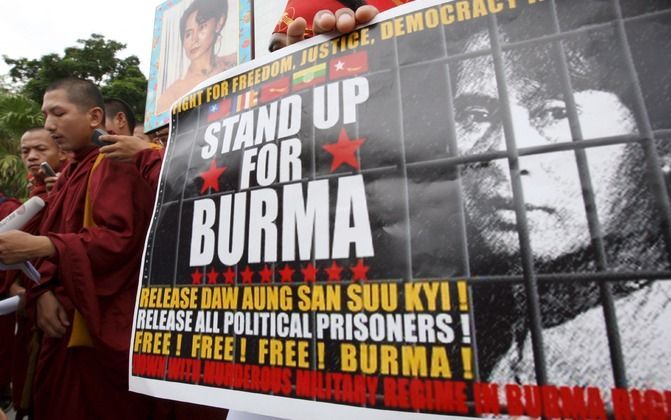 Aanhangers van oppositieleidster Aung San Suu Kyi protesteren in Rangoon, Birma. Foto EPA