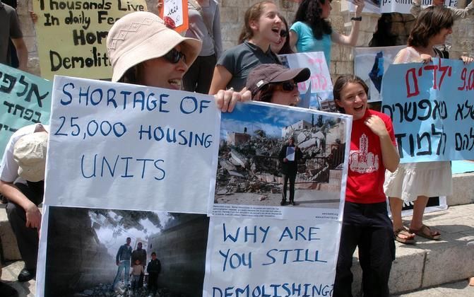 Israëliërs, Palestijnen en anderen tijdens een demonstratie tegen de verwoesting van huizen en het gebrek aan dienstverlening in de Arabische wijken van Jeruzalem. Foto Alfred Muller