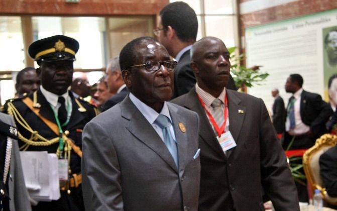 President Mugabe van Zimbabwe zou bezig zijn met het aanleggen van een wapenvoorraad. Foto EPA